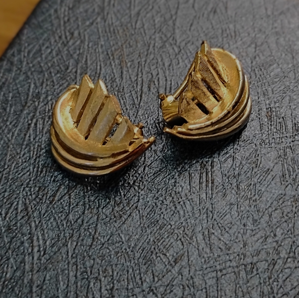 ✨✨ Vintage Gold Tone Clip-On Earrings - Statement Accessory